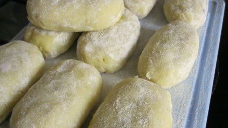 картофельные пирожки с грибным соусом