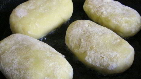 картофельные пирожки с грибным соусом