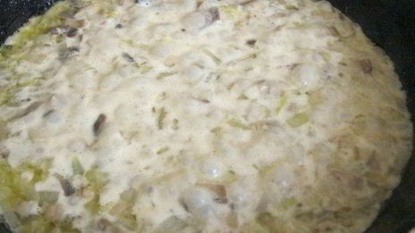 картофельные пирожки с грибным соусом