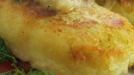 картофельные пирожки с грибным соусом