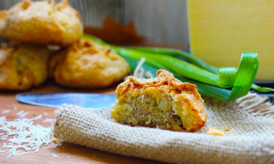 Рецепт мини-пирожков из рубленого картофельного теста с мясом и сыром