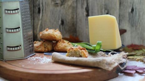 мини-пирожки из рубленого картофельного теста с мясом и сыром