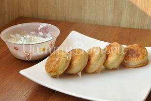 Мини-пирожки с брынзой и помидорами