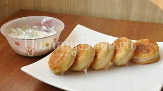 Мини-пирожки с брынзой и помидорами