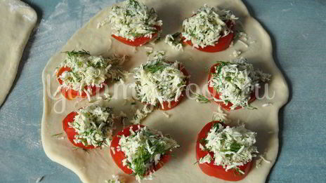 мини-пирожки с брынзой и помидорами