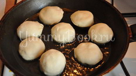 мини-пирожки с брынзой и помидорами