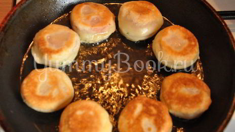 мини-пирожки с брынзой и помидорами