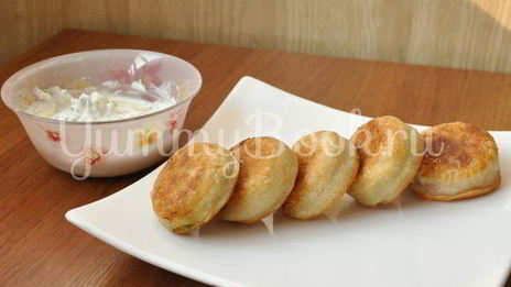 мини-пирожки с брынзой и помидорами