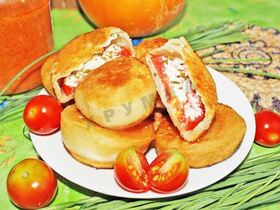 Пирожки бомбочки с помидорами и сыром