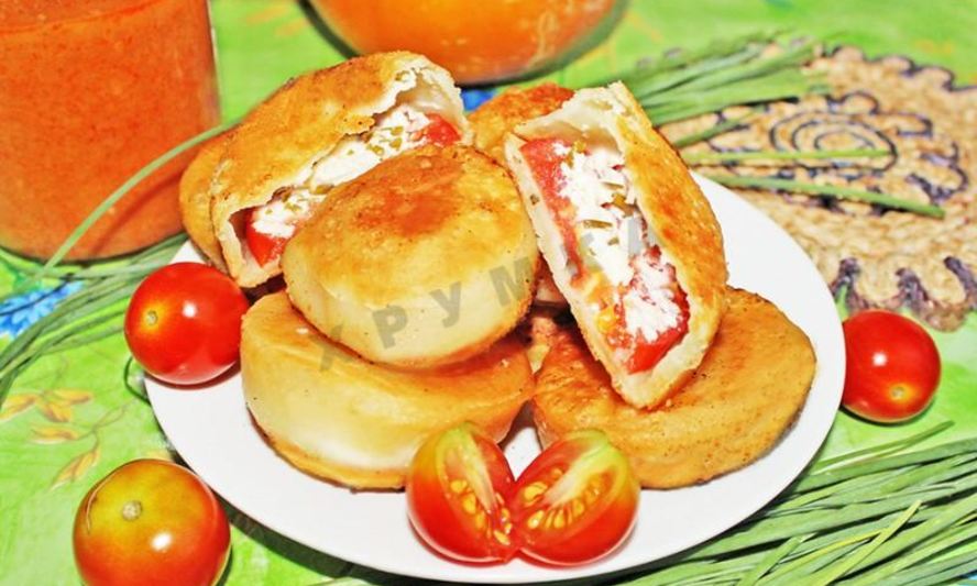 Рецепт пирожков бомбочки с помидорами и сыром