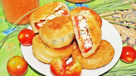 пирожки бомбочки с помидорами и сыром