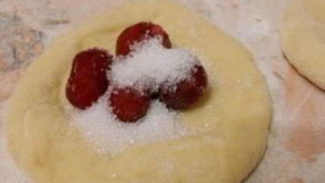 пирожки духовые с вишней