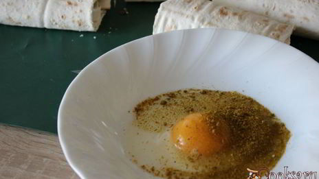 пирожки из лаваша с зеленым луком и яйцом