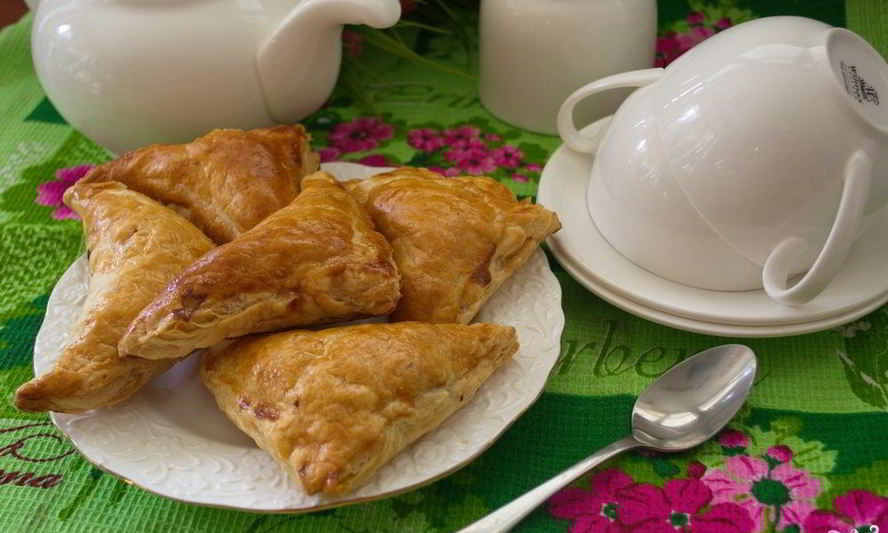 Рецепт пирожков из слоеного теста с грибами и курицей