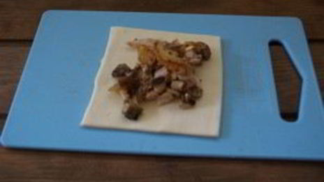 пирожки из слоеного теста с грибами и курицей