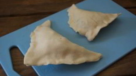 пирожки из слоеного теста с грибами и курицей