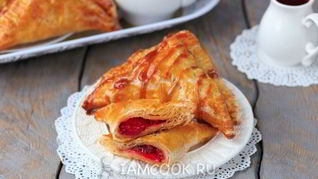 Пирожки из слоеного теста с клубникой