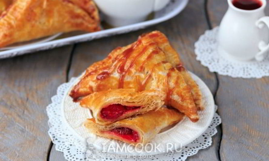 Рецепт пирожков из слоеного теста с клубникой