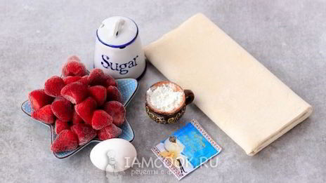 пирожки из слоеного теста с клубникой