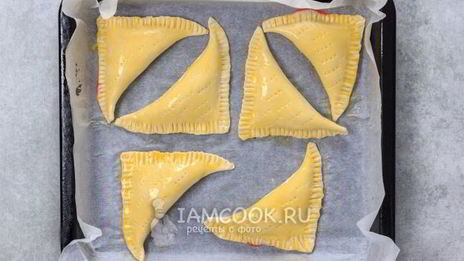 пирожки из слоеного теста с клубникой