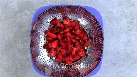 пирожки из слоеного теста с клубникой