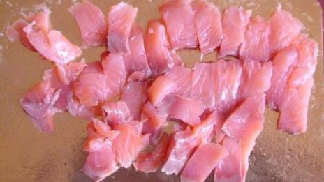 пирожки рыбки с красной рыбой и шпинатом