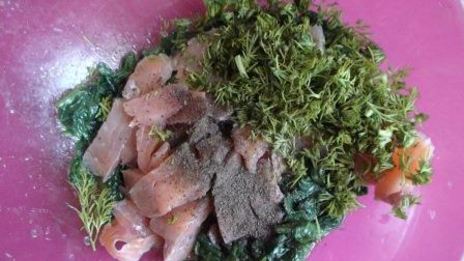 пирожки рыбки с красной рыбой и шпинатом