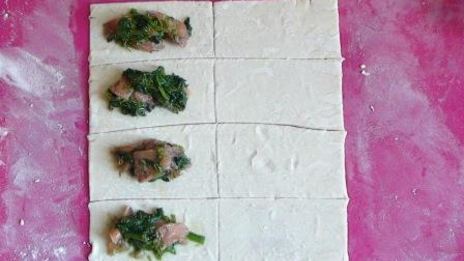 пирожки рыбки с красной рыбой и шпинатом