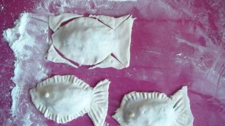 пирожки рыбки с красной рыбой и шпинатом