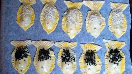 пирожки рыбки с красной рыбой и шпинатом