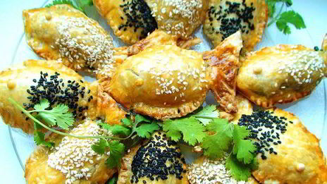 пирожки рыбки с красной рыбой и шпинатом