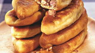 Пирожки с квашеной капустой и утиными шкварками