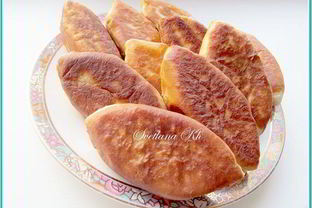 Пирожки с мясом, капустой и помидорами