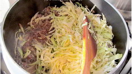 пирожки с мясом, капустой и помидорами