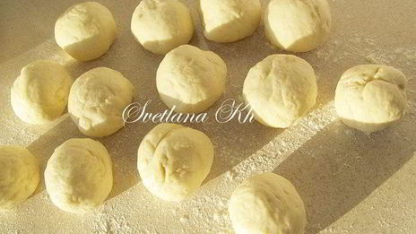 пирожки с мясом, капустой и помидорами