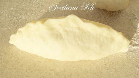 пирожки с мясом, капустой и помидорами