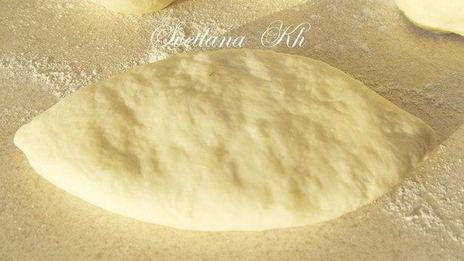 пирожки с мясом, капустой и помидорами