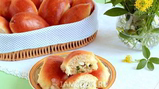 Пирожки с рисом, яйцом и зеленым луком