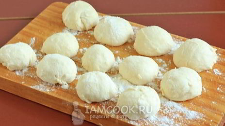 пирожки с рисом, яйцом и зеленым луком