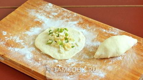 пирожки с рисом, яйцом и зеленым луком