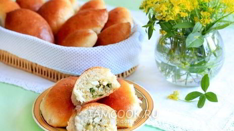 пирожки с рисом, яйцом и зеленым луком