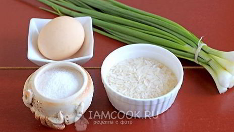 пирожки с рисом, яйцом и зеленым луком