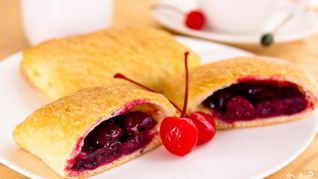 Пирожки с замороженными ягодами