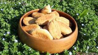 Пирожки с зеленым луком, сыром и яйцом