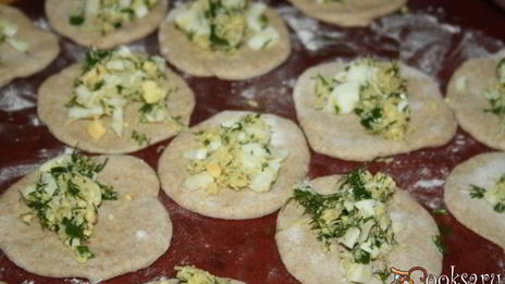 пирожки с зеленым луком, сыром и яйцом