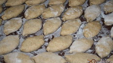 пирожки с зеленым луком, сыром и яйцом