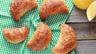 Пирожки со шпинатом и кедровыми орешками