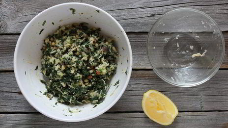 пирожки со шпинатом и кедровыми орешками