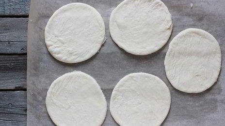 пирожки со шпинатом и кедровыми орешками