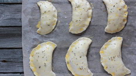 пирожки со шпинатом и кедровыми орешками